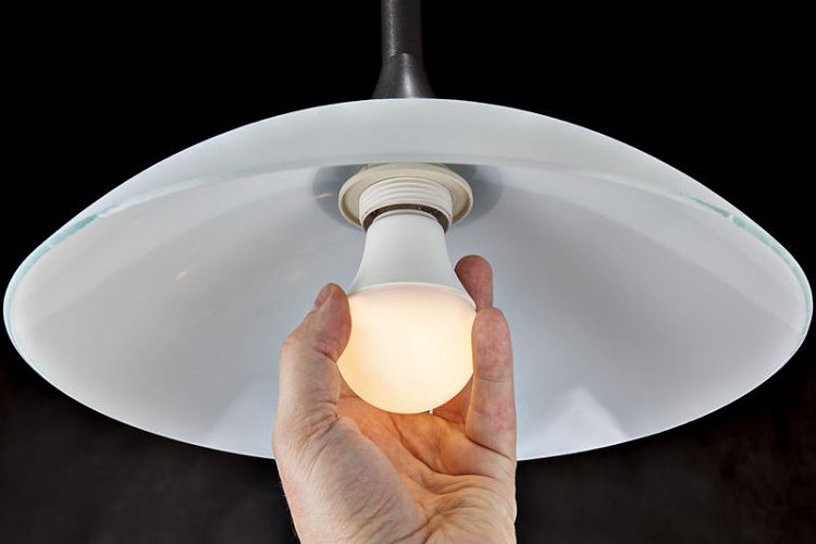 Consejos de como limpiar tus lámparas y focos de manera satisfactoria - Todolampara